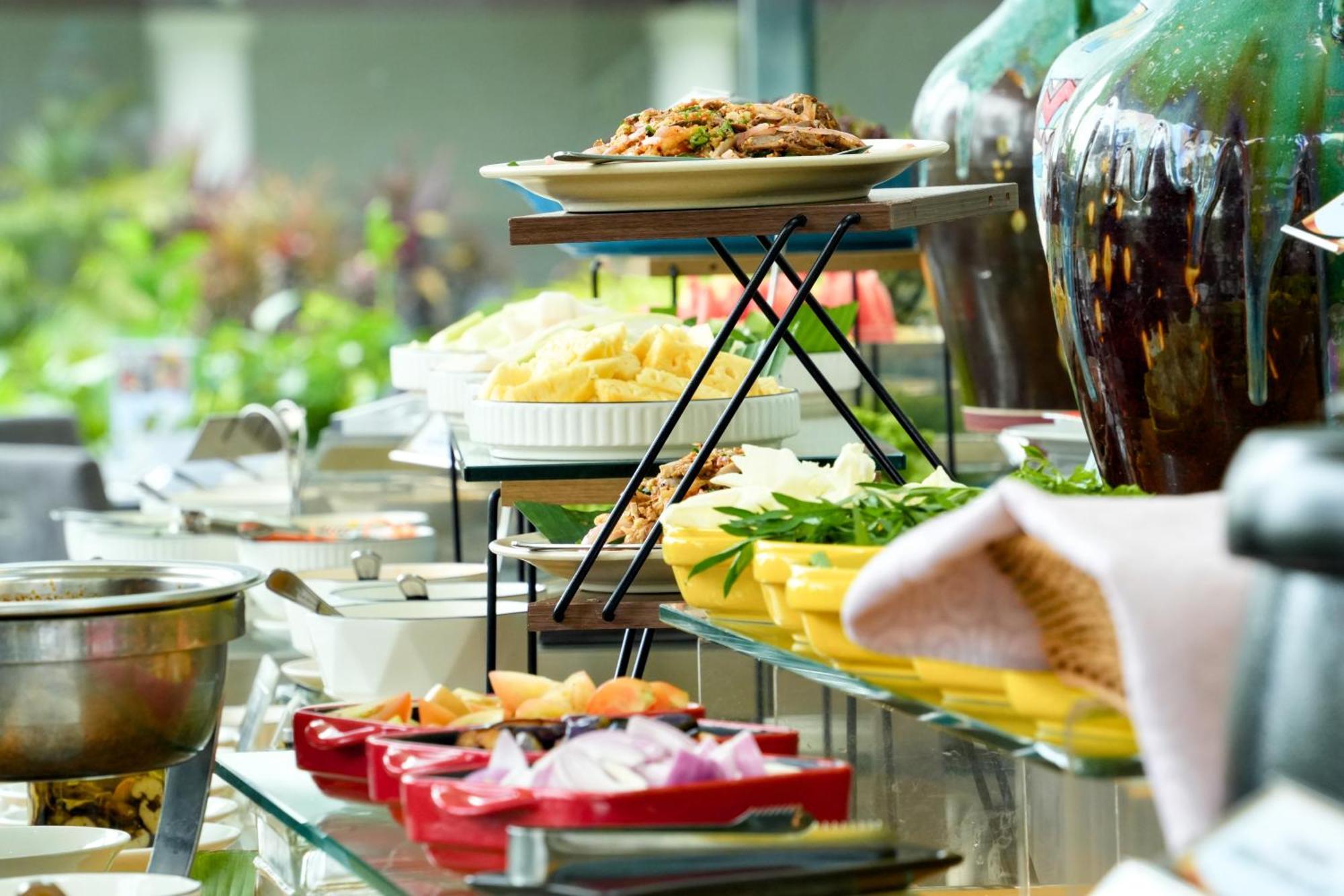 Thistle Johor Bahru Exterior foto A buffet
